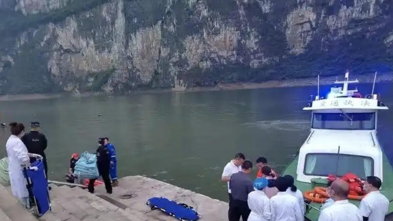 贵州游船侧翻亲历者讲述：晴天突遭极端天气，有人未穿救生衣