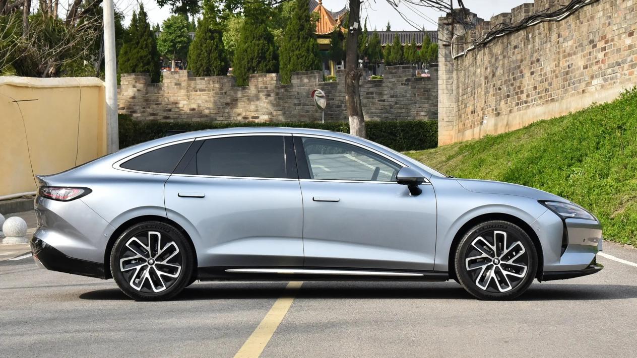 12万级C级车，超5米，39处软包，入门即高配，搭高阶智驾，家用香