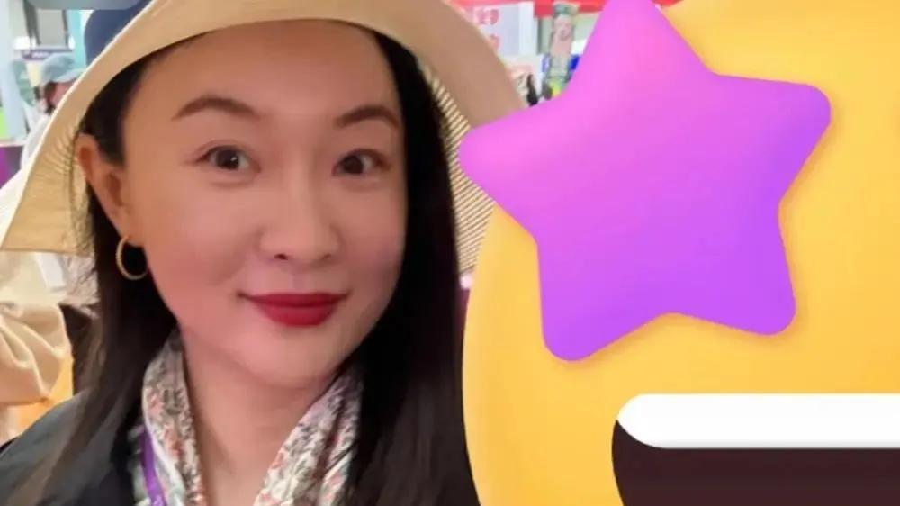 44岁霍思燕和儿子被偶遇：嗯哼身高接近妈妈，霍思燕贵妇气质明显