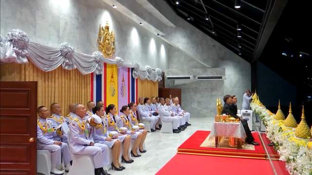 开幕式秒变甄嬛传！泰王携后宫团高调出席，一点不给苏提达面子