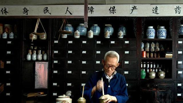 六百年村庄藏良方：父亲的手工草药，暖了十里八乡腰突乡亲的冬