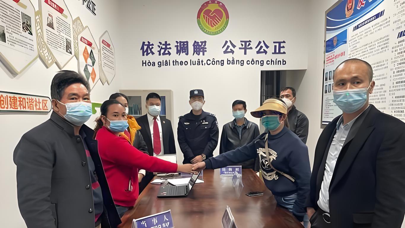 6旬阿婆办退休被打，6万赔偿外加打人者母亲代为道歉，才抹平怒火