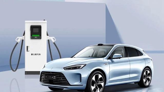 充电桩前的博弈：谁在逼比亚迪的“兆瓦闪充王座”？