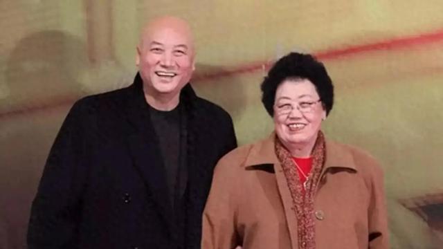 唐僧迟重瑞自从进入豪门生活之后，全心全意的帮助妻子打理家里的生意，给妻子陈丽华提供情绪价值