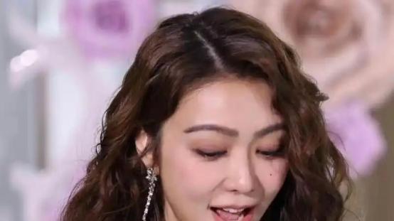 “香港最后一个天后”，被拍到和黑人出入酒店，如今43岁孤身一人
