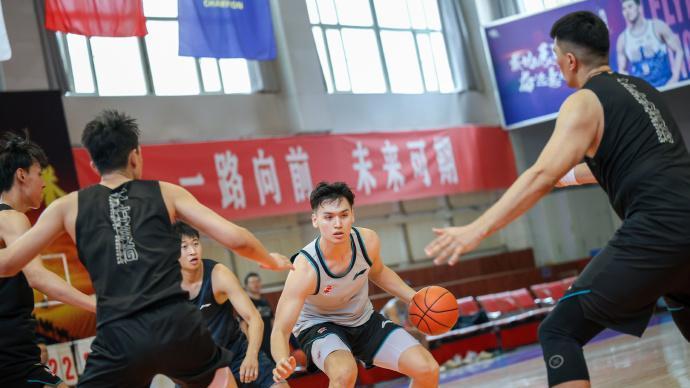 外援告急 + 赵睿离队，新疆男篮深夜谋重建：12 年青训成破局关键