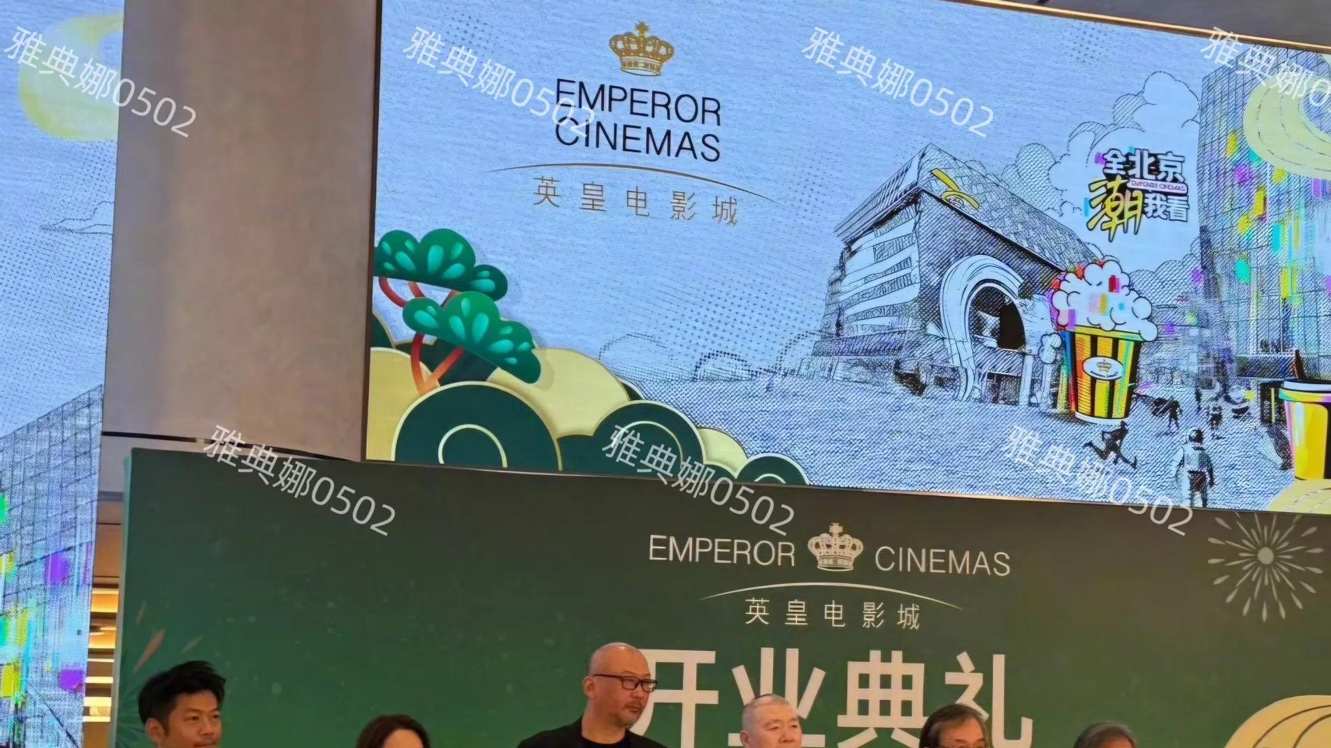 成龙老了，真的老了。你敢信这是曾经那个上天入地，飞檐走壁的功夫巨星？  满头白发