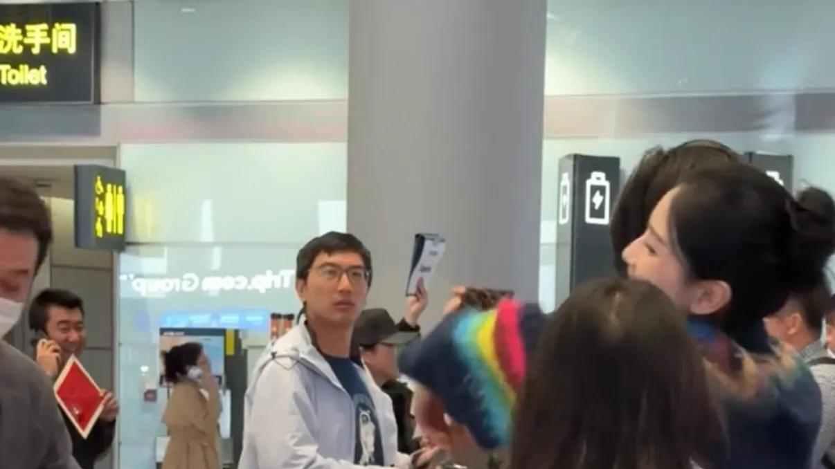 沙溢接儿子回国，父子身高反差大，教育选择藏玄机