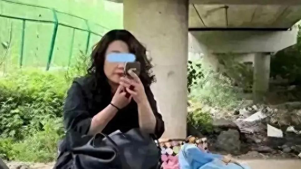 流浪女在桥底下喝酒, 白白胖胖喜欢化妆, 常被陌生男人带走