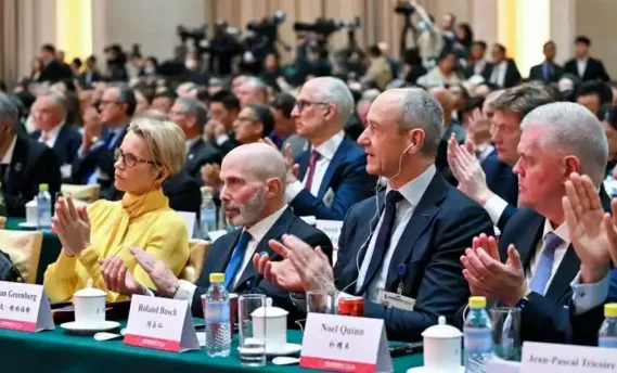 北京迎来一场盛会，中方发出数十张邀请函，让特朗普见识众望所归