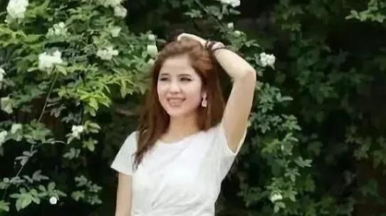 医院门口，1“女骗子”举牌高呼：“不要押金！住宿免费！众人感叹：骗子又出新花样，可谁知，得知内情后众