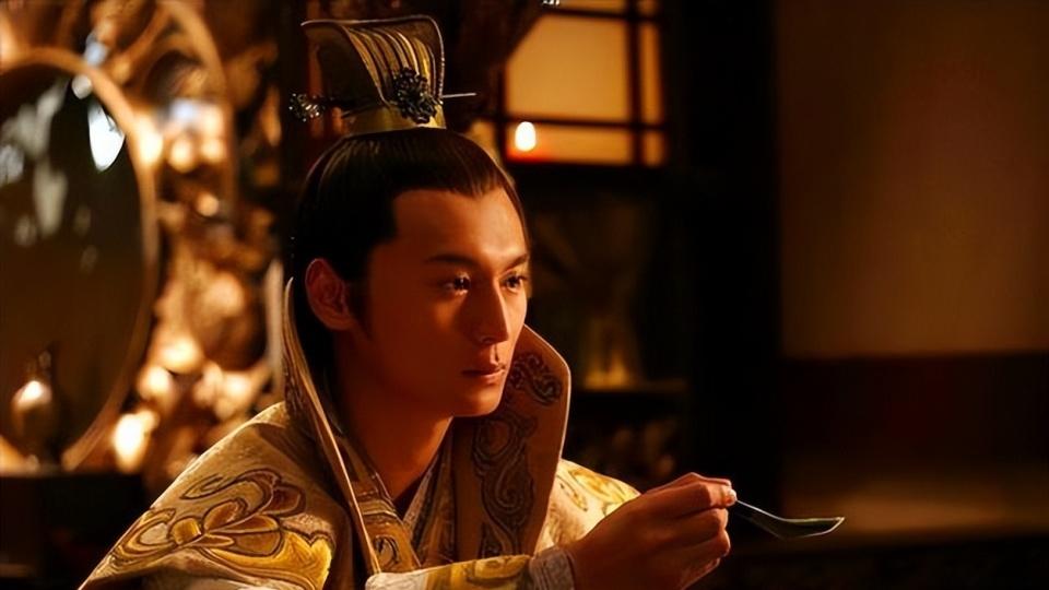 皇帝要灭口将军，将军知道后对心腹说：皇帝让我把你们都处决了