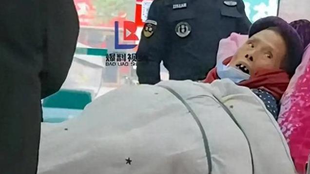 熟悉的银行又回来了！高龄瘫痪老人被推到银行大厅