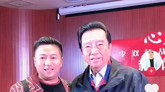 85岁李双江近况曝光，卖力唱歌底气不足，努力赚钱为儿子出狱隐身