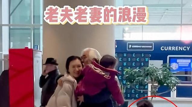 73岁张纪中玩惊险运动！被吓到尖叫爆粗口，走不动被全家甩在身后