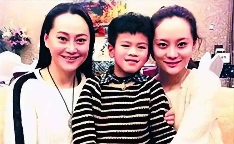 抛弃重病丈夫，甩掉著名导演，55岁再嫁比利时豪门的她现状怎样了