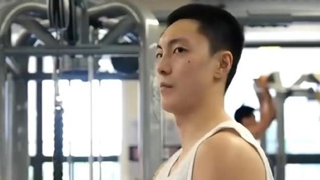 广东双喜临门！朱八裁员，签下超级得分手，胡明轩进行力量训练！