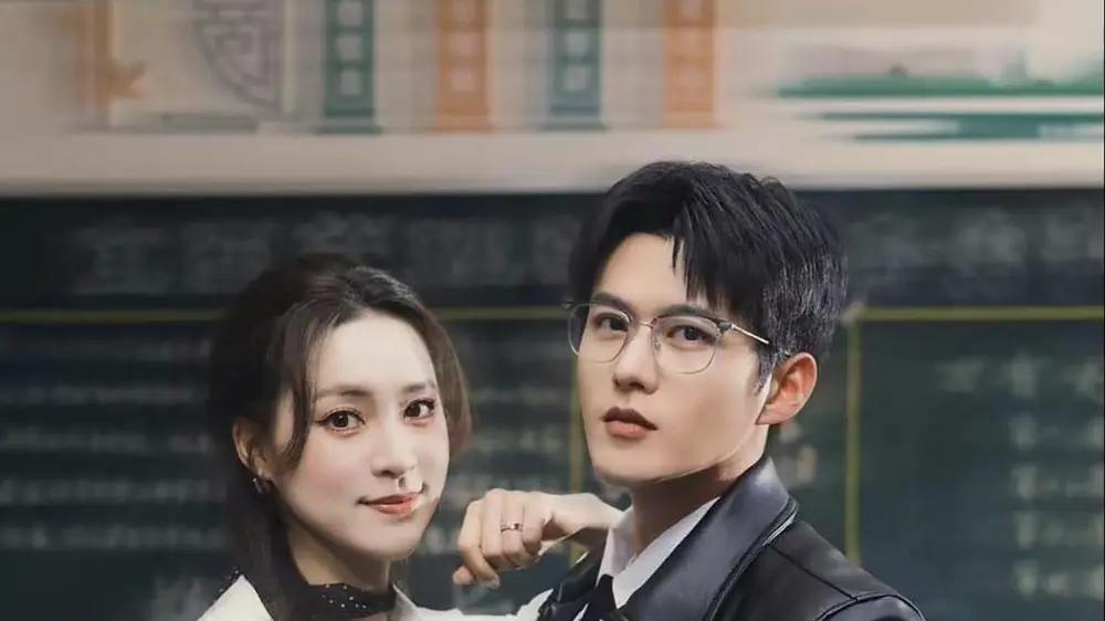 短剧《弟弟班主任居然是我初恋》短剧: 重逢弟弟班主任竟是昔日初恋