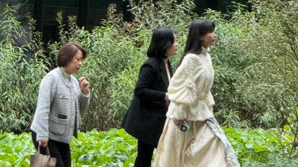 李子柒生图曝光！离开美颜脸肿鼻大，一身蜀锦被穿香奈儿记者抢镜
