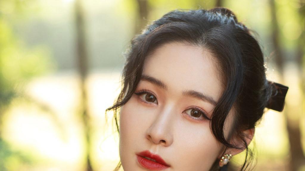 梁庭CP官宣：8岁年龄差背后，藏着怎样的“半熟”爱情密码？