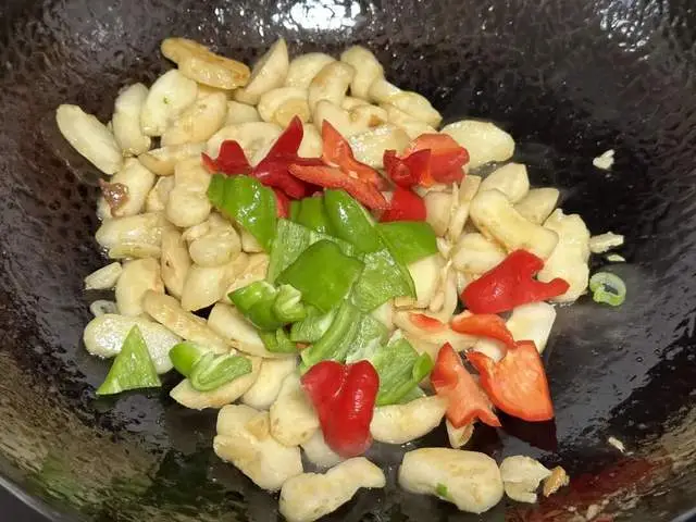 牛肉跟它才是绝配 简单炒一盘 口感脆嫩爽口