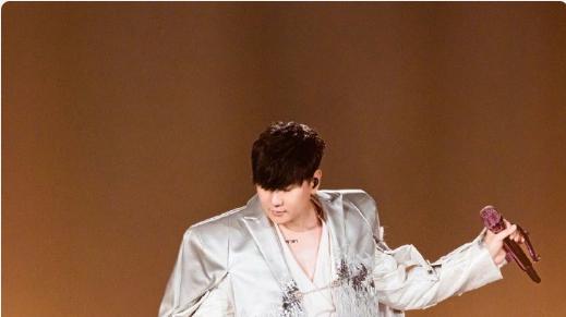 暖哭！林俊杰中断演出扶摔倒舞者，粉丝：这就是粉了 20 年的理由