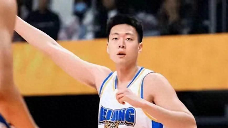 不是范子鸣，不是周琦，首钢CBA俱乐部杯的最大内线收获是他