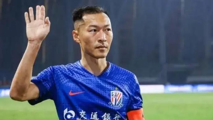 中超巨大争议：申花获点球瞬间，吴曦击掌裁判，前国足队长越界了