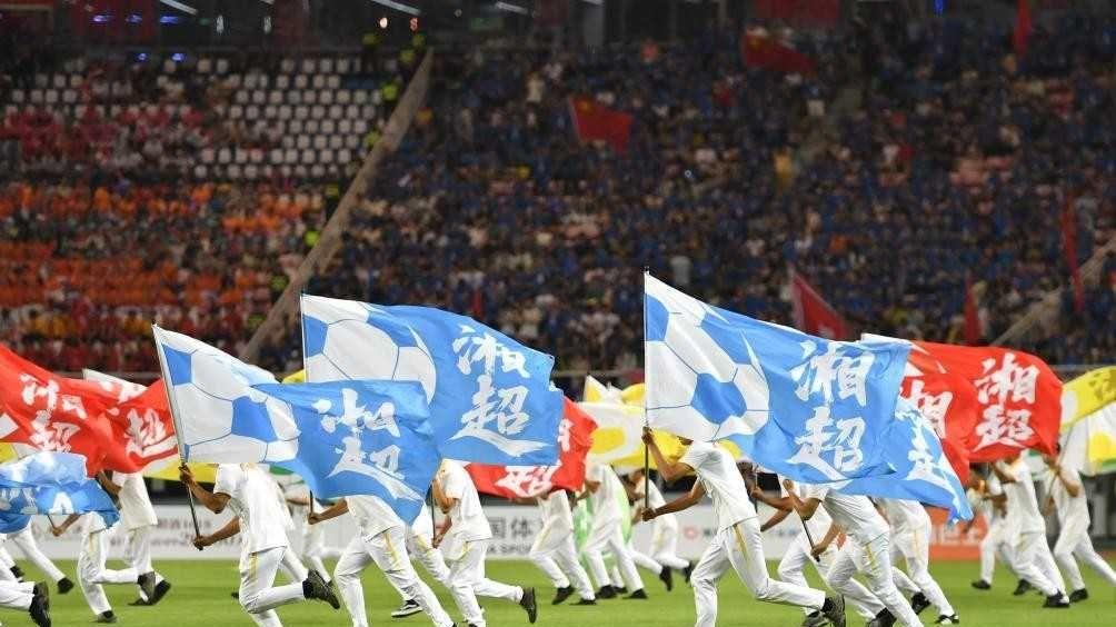 村支书进球，教师登榜，足球为何火成这样？