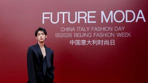 成岳亮相北京时装周 黑色露背演绎东方美学新主张​