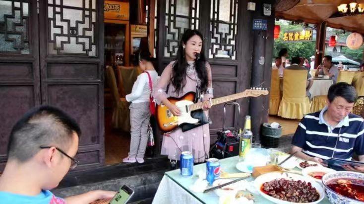 08年汶川地震，李应霞救了丈夫却丢了双腿，但丈夫的做法丧尽天良