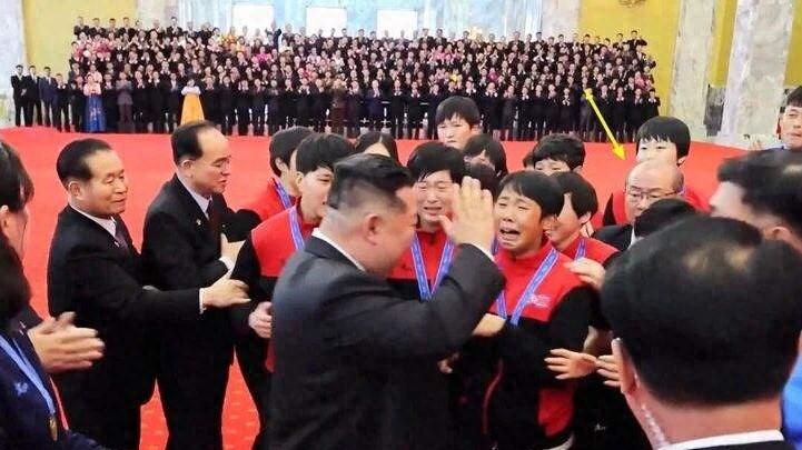 朝鲜冠军女足被太阳接见，全体蹦跳太激动，平壤户口已到手