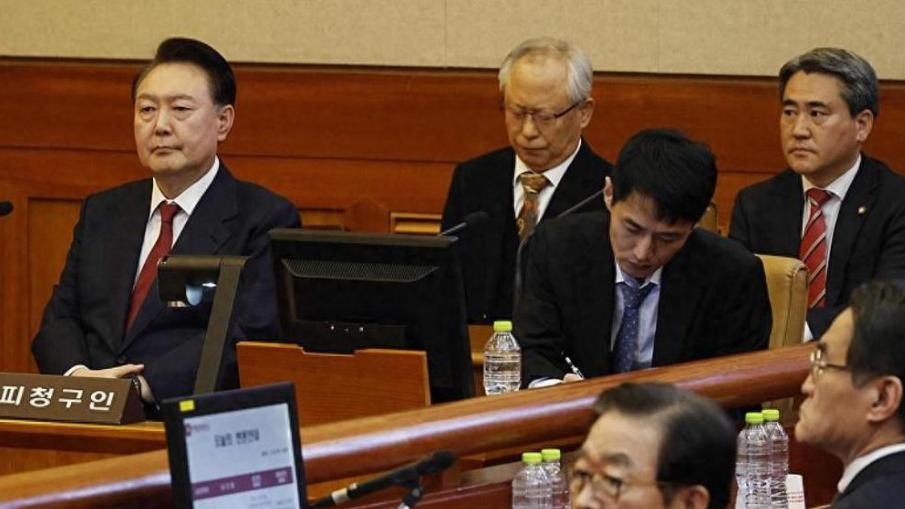尹锡悦出狱倒计时！金建希深夜发文庆贺，在野党怒砸办公室