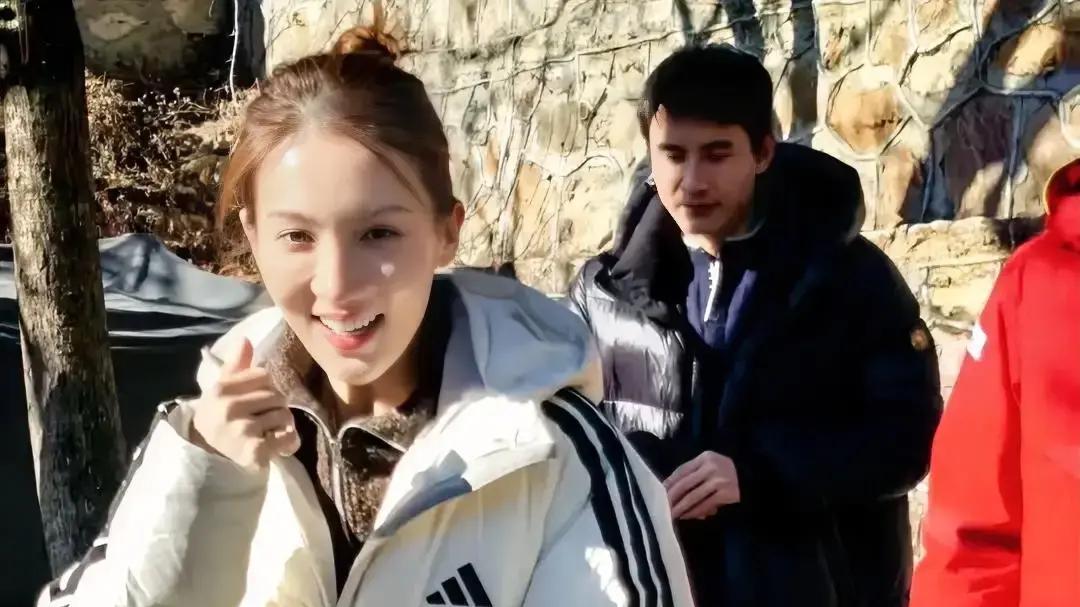 网友在辽宁丹东大孤山偶遇金晨祈福，头发盘成丸子头，皮肤白皙