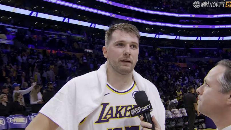 三连胜，西部第三！东契奇29+11+10，赛后老詹先一步退场，东契奇接受采访