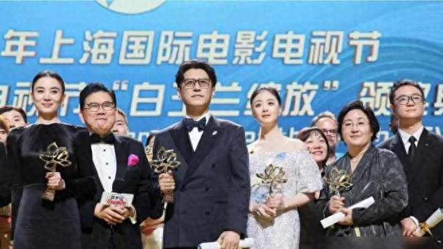 一张合影，戳穿了刘亦菲缺席白玉兰奖的真相，她给所有演员提了醒