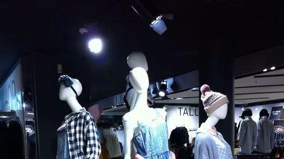 ​​3招搞定服装店中岛陈列，让销量翻倍！​​