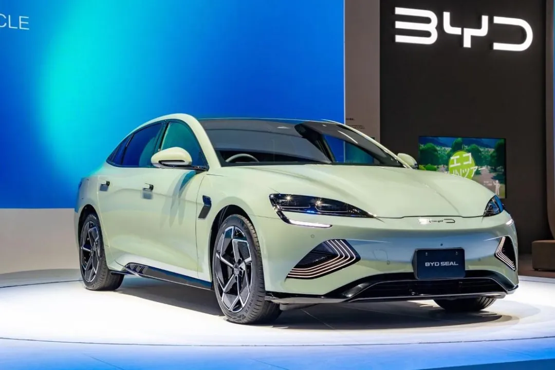 “国外都不搞新能源汽车了，中国还一头扎进去，这不是走错路了吗？”