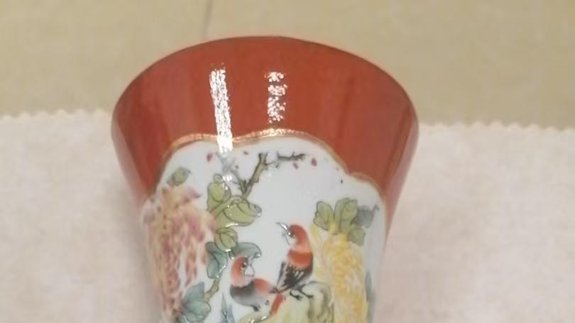 一抹红地纳万象 清代开光瓷瓶里的古典美学盛宴