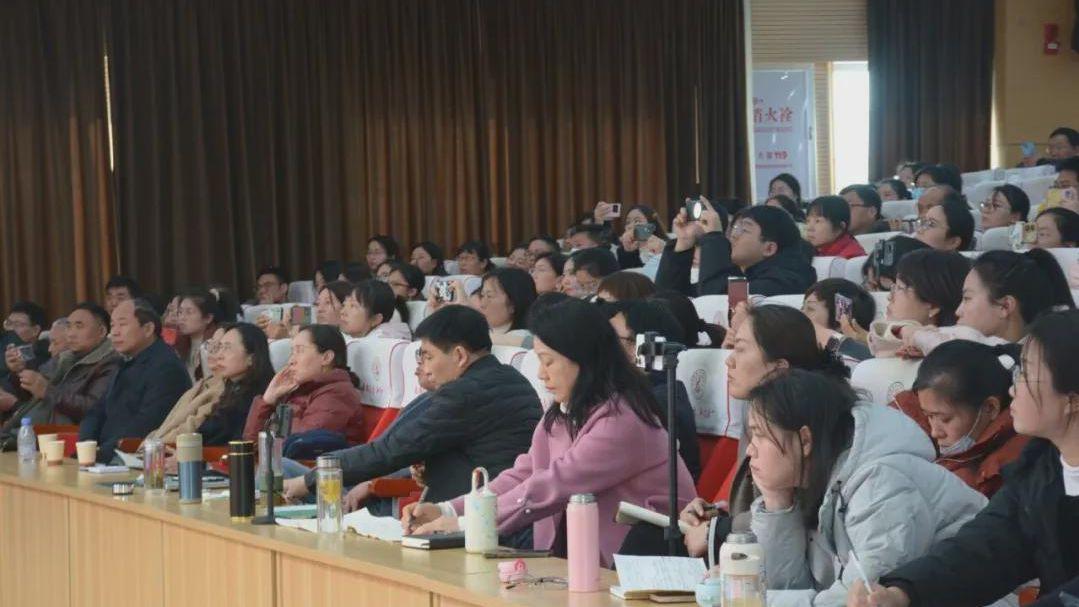 信阳市羊山中学东校区举办省义务教育人教版初中数学新教材培训会