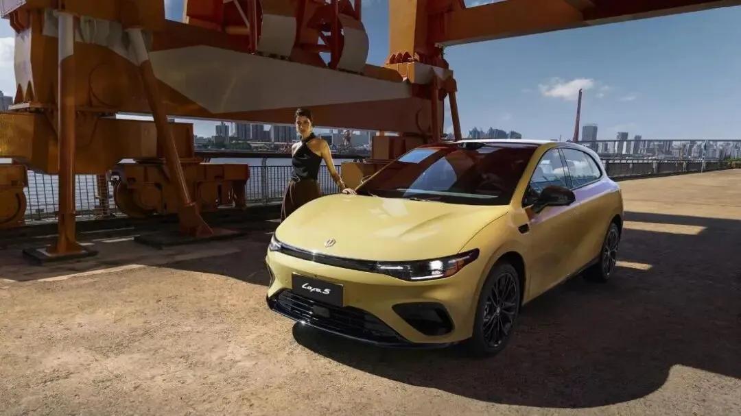 6.58万起就能买这样好的纯电两厢车，难怪飞度没人要了