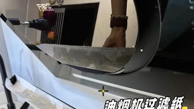 用坏2台油烟机才发现，油烟机旁有个孔，贴张纸，半年不用做卫生