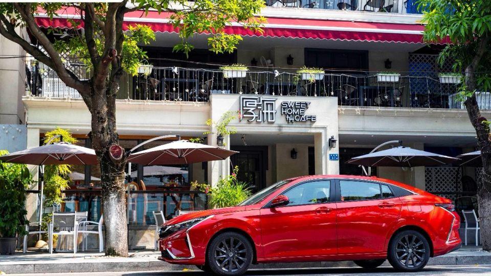 ?被忽视的“平民轿跑”！颜值不输本田思域，仅售4.48万，还要啥比亚迪？