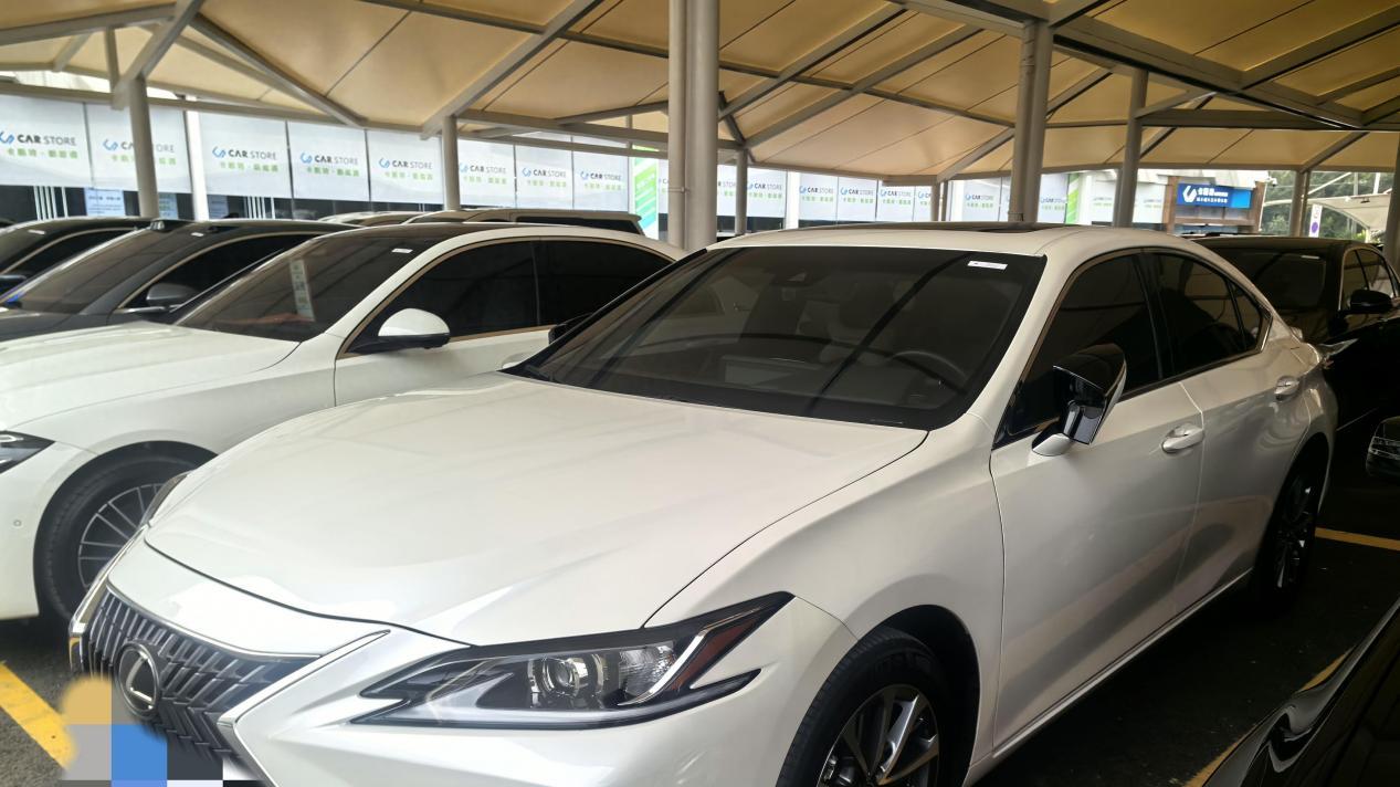 雷克萨斯ES2022款，一手准新车，油电混动，30万享受豪华体验