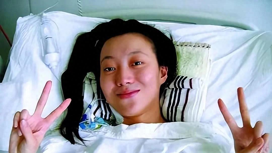 转眼15年，那个令张艺谋泪目愧疚摔成终身残疾的女人最近过的好吗