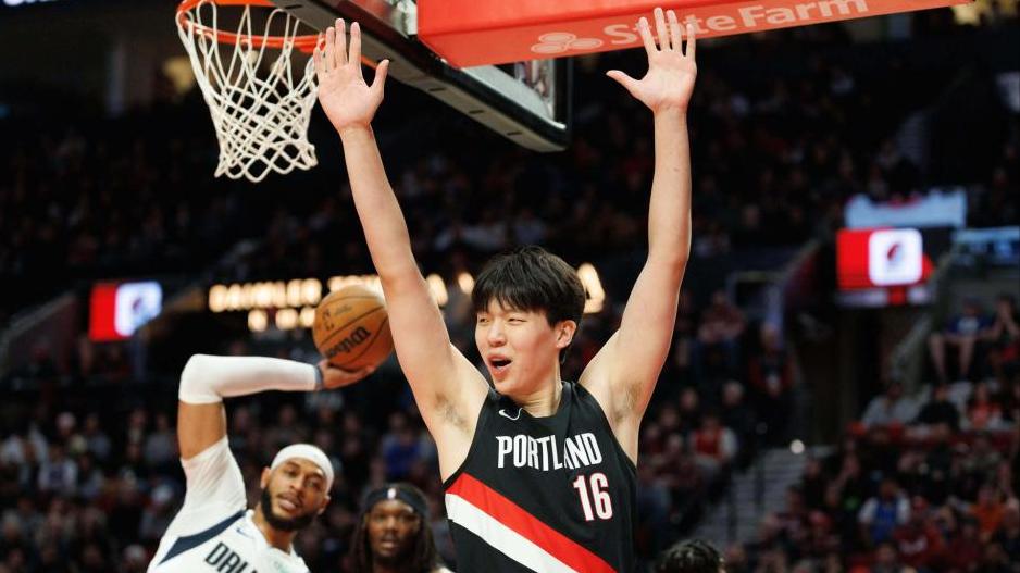 杨瀚森10分钟0+0+1！指挥夏普空切很惊艳，斯帅罕见尝试双塔战术