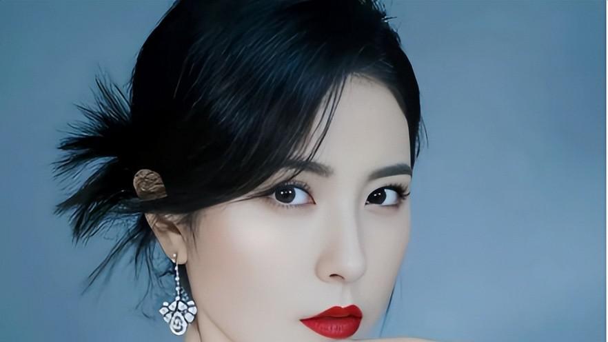 靠美貌“征服”众多男人，48岁的她却至今未婚，在菜市场找回自我