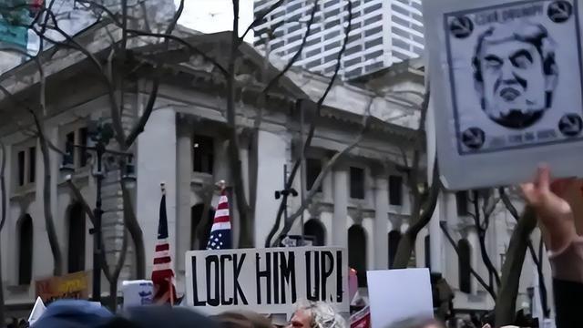 接连4大噩耗，特朗普终于承认错误，万斯强调：他没想对华开战！