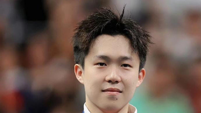 比赛开始之前，王楚钦发现球拍胶皮顶部出现明显的折痕和开口