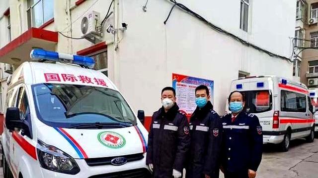 中国国际救援中心回应网友质疑：占车位车辆为冒牌应急救援车